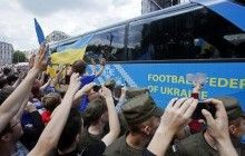 У Києві сотні уболівальників провели збірну України з футболу на Євро-2016 (фоторепортаж, відео)