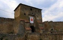 В стены Аккерманской крепости вернули закладные плиты XV века (фото)
