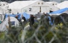 Greece moves thousands of migrants from Idomeni camp - BBC