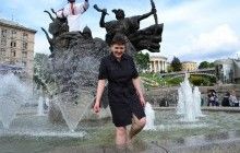 Savchenko enjoys fountains on Maidan Nezalezhnosti Square in Kyiv, talks with locals (photos)