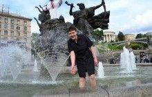 Савченко скупалася у фонтані на Майдані Незалежності та поспілкувалась зі співвітчизниками (фото)