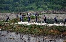На Львівщині тривають роботи з укріплення дамби на сміттєзвалищі (фоторепортаж)
