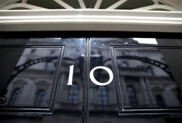 Автівка протаранила ворота на Даунінг-стріт, де живе британський прем’єр (відео)