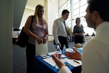 Названа лучшая поза на собеседовании