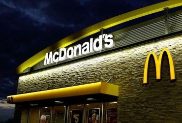 Огнемет попал в муравейник: Азаренок взбесился из-за закрытия Mcdonald's (видео)