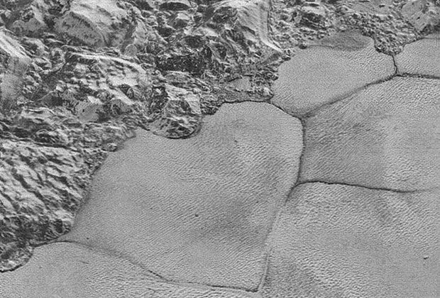 Фрагмент плато Спутник с многоугольными образованиями / NASA Фрагмент плато Спутник с многоугольными образованиями / NASA