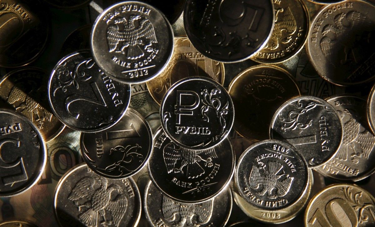 Росіяни нав'язують рублі на окупованих територіях / фото REUTERS Росіяни нав'язують рублі на окупованих територіях / фото REUTERS