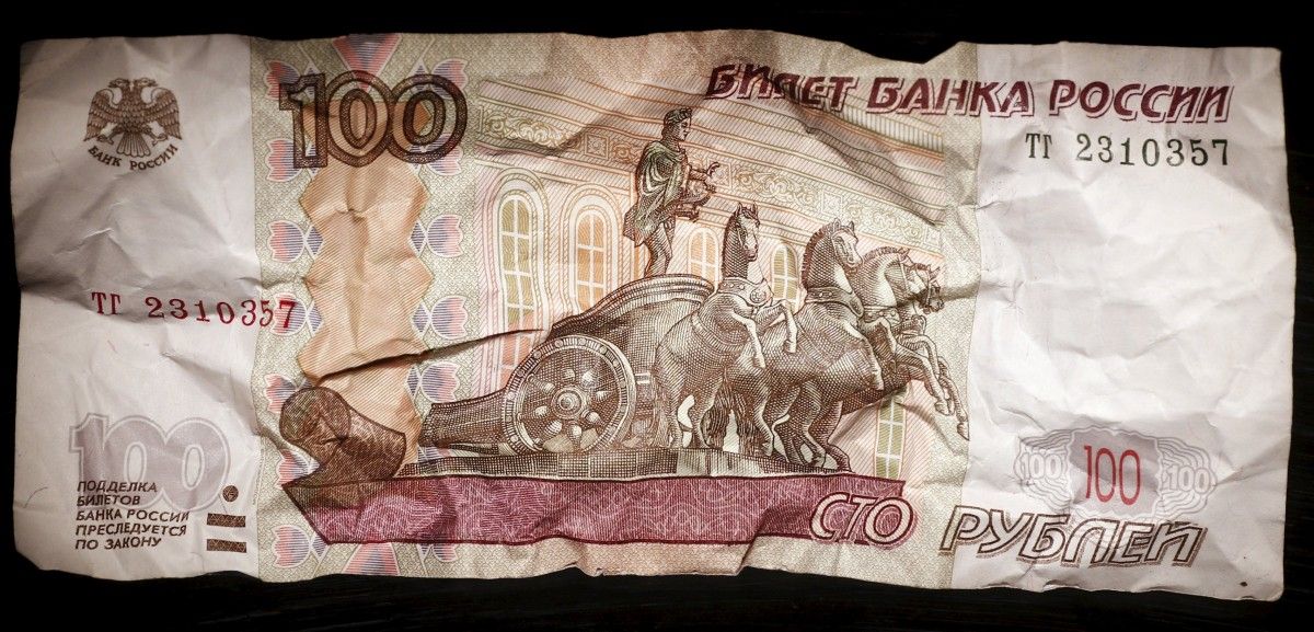 Во временно оккупированном Мелитополе рубль так и не стал ходовой валютой \ фото REUTERS Во временно оккупированном Мелитополе рубль так и не стал ходовой валютой \ фото REUTERS