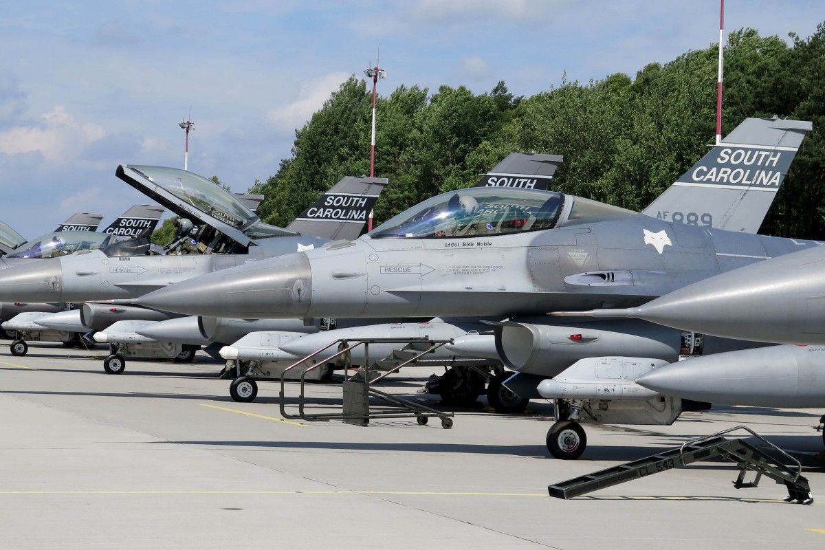 Кулеба озвучив терміни поставок F-16 Україні / фото REUTERS Кулеба озвучив терміни поставок F-16 Україні / фото REUTERS