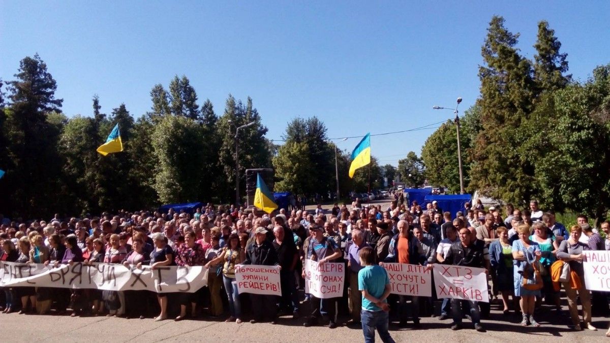 Учасники пікету вимагають зустрічі з губернатором та представниками уряду / Фото sq.com.ua Учасники пікету вимагають зустрічі з губернатором та представниками уряду / Фото sq.com.ua