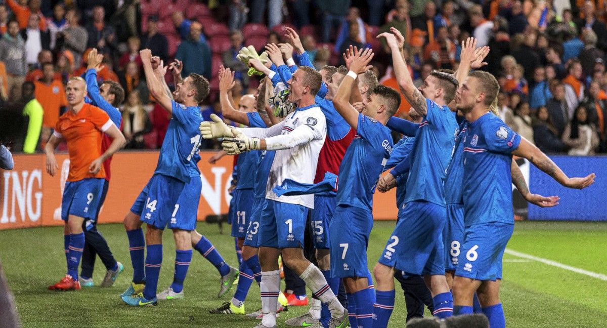 Исландцы продолжают творить футбольные чудеса / Reuters