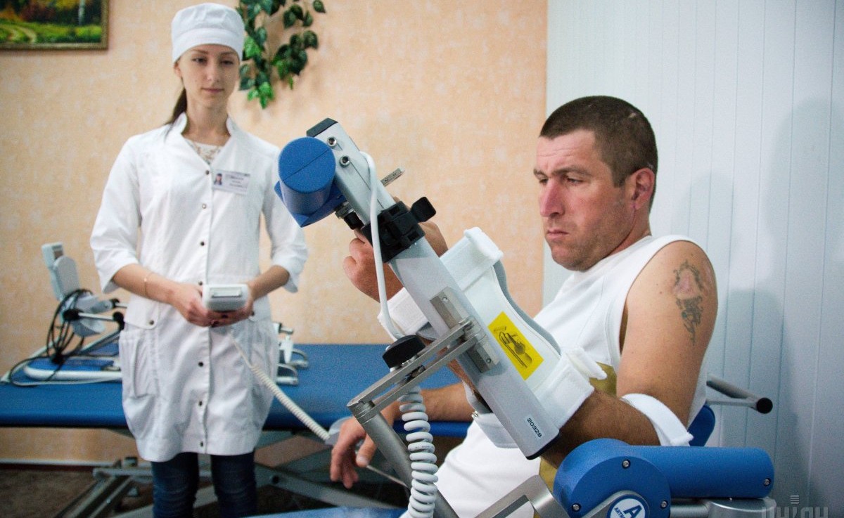 Демонстрация нового реабилитационного оборудования, которое будет использоваться для лечения и реабилитации участников АТО, в Медицинском реабилитационном центре Национальной гвардии Украины / Фото: УНИАН Демонстрация нового реабилитационного оборудования, которое будет использоваться для лечения и реабилитации участников АТО, в Медицинском реабилитационном центре Национальной гвардии Украины / Фото: УНИАН