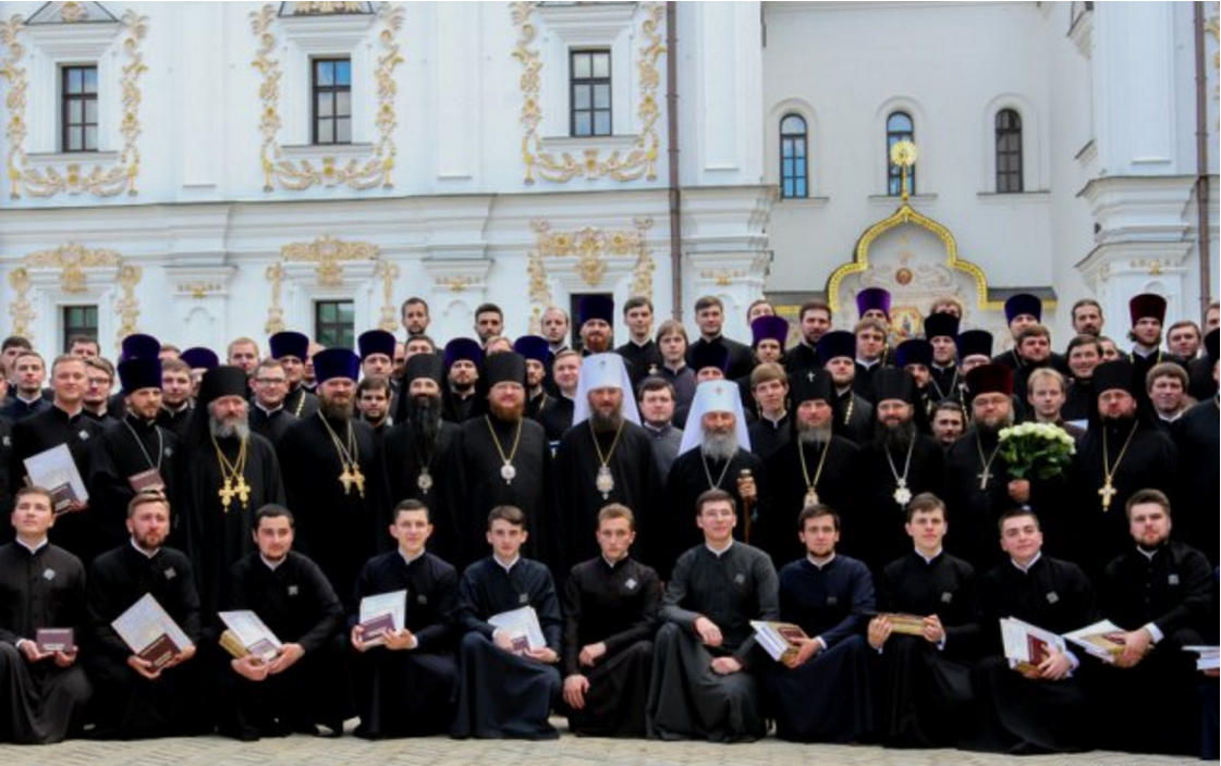 Дневное отделение Киевских духовных школ закончили 105 выпускников, среди которых много иностранцев (фото)