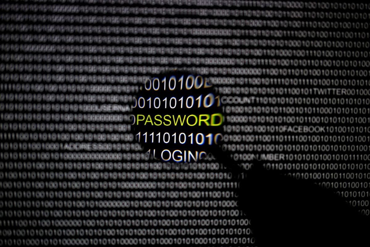 Хакеры атаковали штаб Макрона / REUTERS