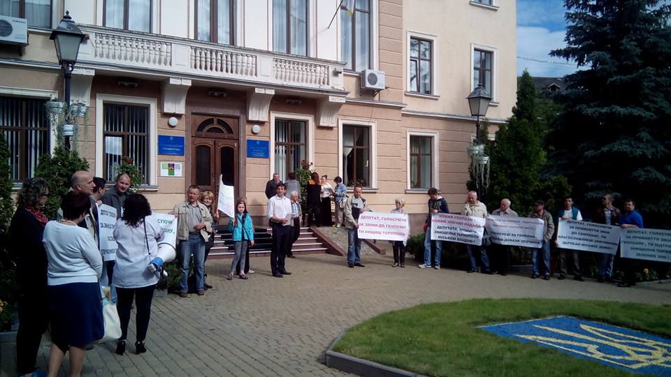 У Тернополі активісти пікетують міську раду, протестуючи проти затвердження нового Генплану У Тернополі активісти пікетують міську раду, протестуючи проти затвердження нового Генплану