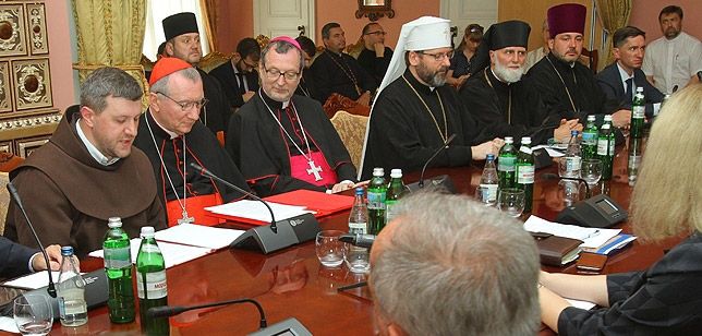 Члени Всеукраїнської ради Церков і релігійних організацій під час зустрічі з кардиналом П’єтро Пароліном, запросили Папу Франциска відвідати Україну