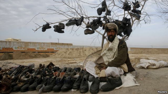 Продавець взуття в Пакистані, ілюстраційне фото