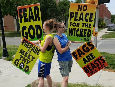 Пикетчики принесли на похороны плакаты гомофобного содержания Фото: Westboro Baptist / Twitter