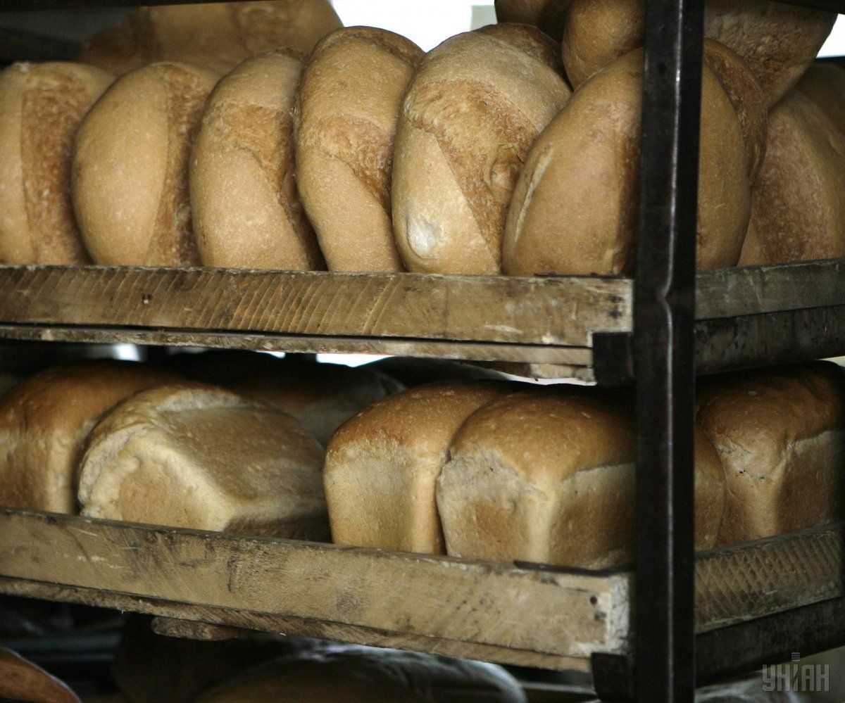 У пересувних поштових відділеннях також можна купити продукти першої необхідності - крупи, консерви, печиво / фото УНІАН