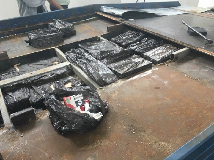 Львівські митники знайшли у вантажівці схованку з 5000 пачок контрабандних сигарет Львівські митники знайшли у вантажівці схованку з 5000 пачок контрабандних сигарет