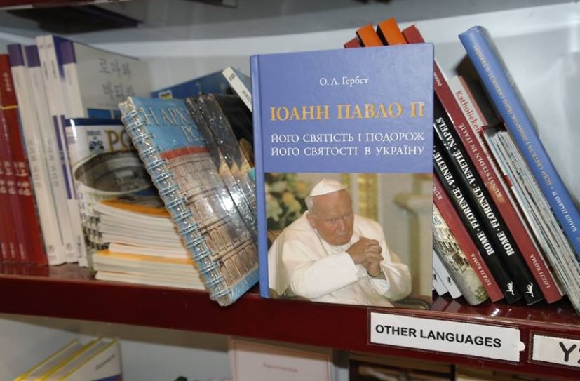 У книзі є багато незабутніх моментів історичного візиту Понтифіка в Україну