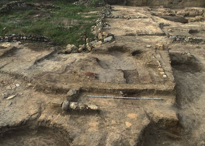 Остатки древнего храма на раскопе 