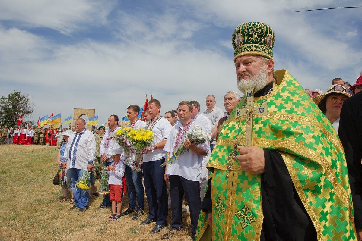 Захід розпочався з молебню про Україну Захід розпочався з молебню про Україну