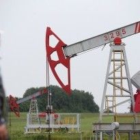 Reuters: Oil dips on rising U.S. supplies, market still tense on conflict in Syria