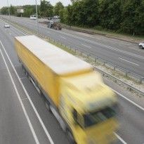 Части тела разбросало по дороге: в Киеве мужчина прыгнул с моста и погиб под колесами грузовика.