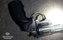 У Тернополі патрульні затримали чоловіка, який погрожував перехожим пістолетом