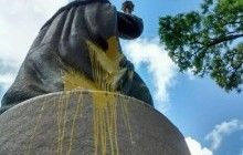 У Полтаві невідомі облили фарбою пам'ятник Мазепі (фото)