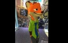 В Китае маленький мальчик разрушил Lego-скульптуру за 15 тысяч долларов