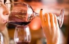 Вчені назвали великі келихи причиною алкоголізму