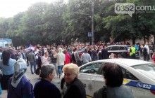 У Тернополі люди перекрили магістральну дорогу, протестуючи проти незручностей, завданих жителями сусіднього будинку