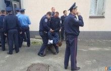 Вбивство міліціонерів у Києві: до суду над підозрюваною Вітою Заверухою намагалися увірватися 30 чоловіків (фото)