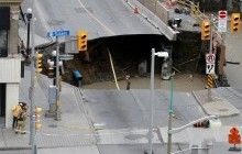 У центрі канадської столиці Оттави під землю пішла частина вулиці (фото, відео)