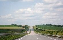На українських дорогах очікується хмарна, але тепла погода, на заході можливі дощі