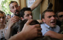У Львові протести проти дій міської влади: Ратушу оточили близько тисячі правоохоронців (відео)