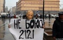 "Не боюсь": в Москве активист в маске Путина не дает покоя полиции, мужчину в очередной раз задержали на Красной площади