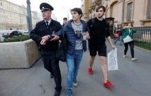 У посольства США в Москве задержали двоих человек, обвинив в проведении митинга