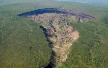У сибірських лісах Росії знайшли "ворота до пекла" - величезну вирву глибиною в 120 метрів (фото)