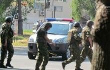 При повному параді: маріупольський стрілок у формі моряка і з дробовиком у руках здався поліції (фото, відео)