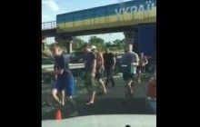 "Хлопці, що ж ви робите...": на Львівщині водії-мародери нахабно обікрали вантажівку з пивом, яка потрапила в ДТП (відео)