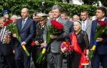 Ukraine officials lay flowers at Tomb of Unknown Soldier