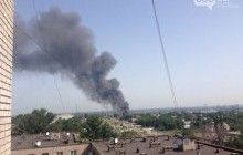 Більше 50 рятувальників ліквідують пожежу на складах у Дніпрі (фото)