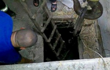 На Тернопільщині за допомогою автокрана врятували бика, який провалився у яму (фото)