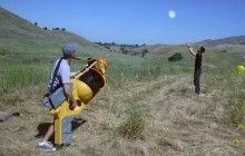 Бывший инженер NASA создал гигантский пистолет с присосками (видео)