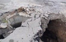 У центрі Харкова асфальт пішов під землю (відео)