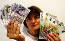Валюту "штормить" не тільки в Україні: фунт стерлінгів і євро впали до рекордних мінімумів