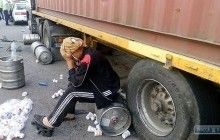 "Пекло на трасі Одеса-Київ": через ДТП утворився кілометровий затор, водії ламають огорожу і їдуть по "зустрічній"